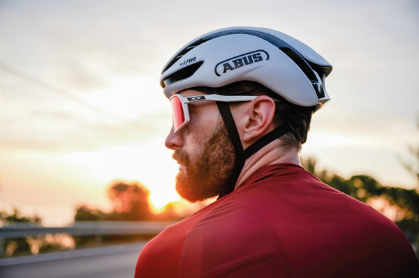 Abus Gamechanger 2.0 billede med cykelrytter